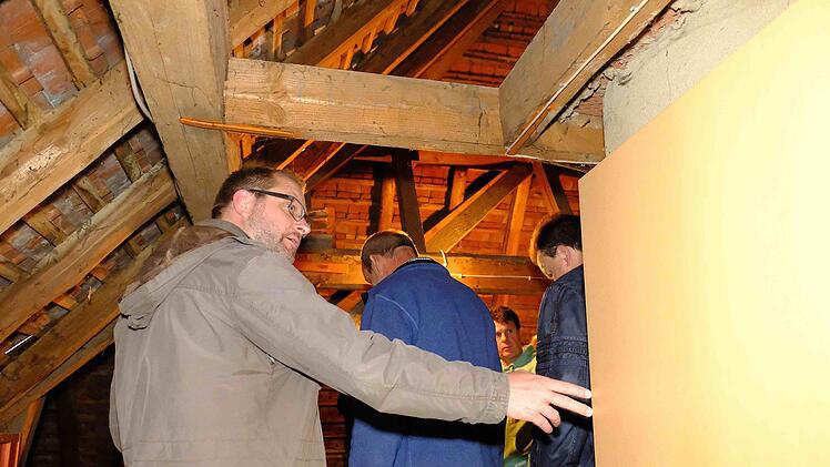 Bis direkt unter das Dach des alten Rathauses stiegen die Räte.  Fotos: Gerd Schaar