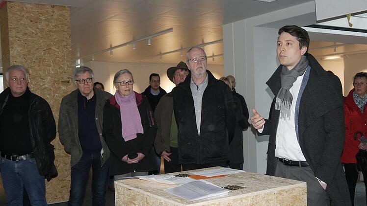 Marcel Ebert vom Architekturbüro Eichhorn informierte das Publikum  zuvor und führte durch das Rathaus.          Foto: Manja von Nida