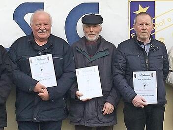Bei der Ehrung, von links: Karl-Heinz Suckert, Claus Schormann, Erich Richter, Roland Weiher, Manfred Och, Erich Wlodkowski, Karl Pfadenhauer, Andre Arnold und Martin Suhr  Foto: Wolfgang Dietz