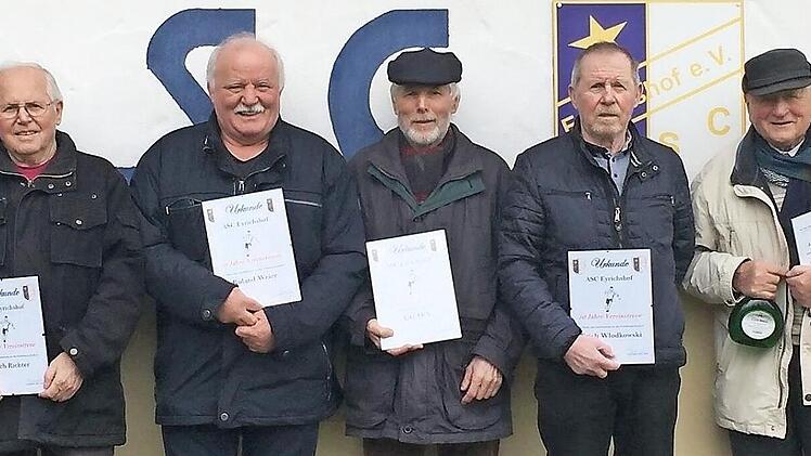 Bei der Ehrung, von links: Karl-Heinz Suckert, Claus Schormann, Erich Richter, Roland Weiher, Manfred Och, Erich Wlodkowski, Karl Pfadenhauer, Andre Arnold und Martin Suhr  Foto: Wolfgang Dietz