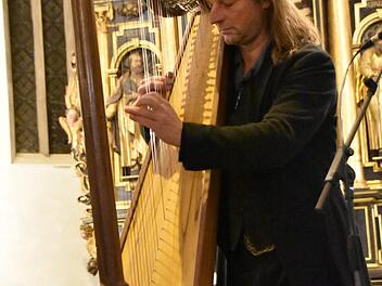 Andy Lang trug nicht nur Gedanken aus seinem Buch vor, er übernahm auch die musikalische Umrahmung des Gesprächsabends. Foto: Uschi Prawitz