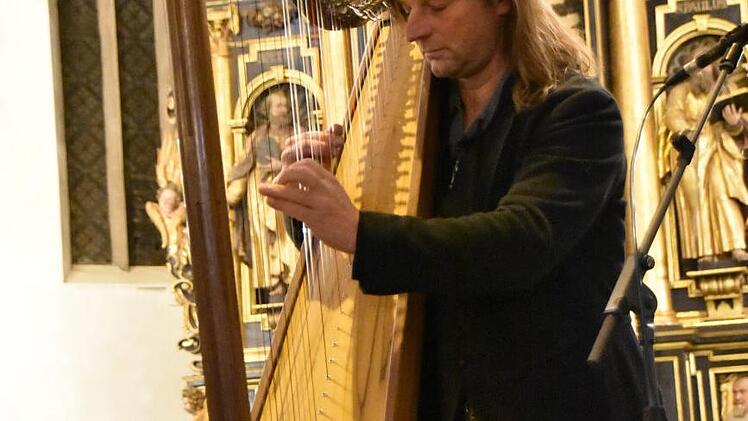 Andy Lang trug nicht nur Gedanken aus seinem Buch vor, er übernahm auch die musikalische Umrahmung des Gesprächsabends. Foto: Uschi Prawitz
