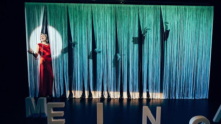Kristin Schulze als Cole Porters Ehefrau in dem Musical "Alles Liebe, Linda".Foto: Annemone Taake