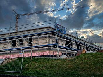 Der neue Kinderhort neben der Grundschule in Poppenlauer ist das zurzeit größte Bauprojekt der Marktgemeinde Maßbach. Die Fertigstellung wird sich allerdings verzögern. Foto: Archiv Dieter Britz