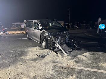 69-Jähriger schwebt nach Unfall in möglicher Lebensgefahr:  - Mini-Van und Auto kollidieren - Drei Schwerverletzte - Eine Person leicht verletzt - Rettungshubschrauber zur Unterstützung alarmiert  - Großes Trümmerfeld - Gutachter kommt an Unfallstelle - Strecke derzeit gesperrt