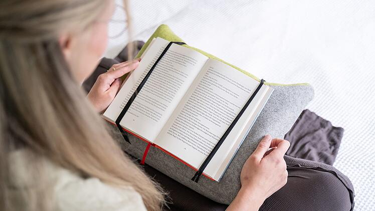 Ob auf dem Sofa, im Bett oder im Lieblingssessel – das Lesekissen bietet optimalen Komfort und macht jede Lesezeit noch gemütlicher.