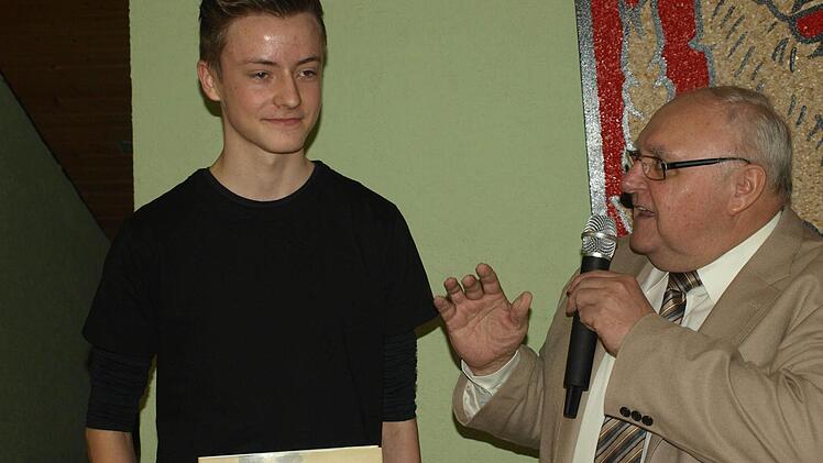 Bürgermeister Siegfried Erhard (rechts) würdigt die Leistungen von Manuel Reith