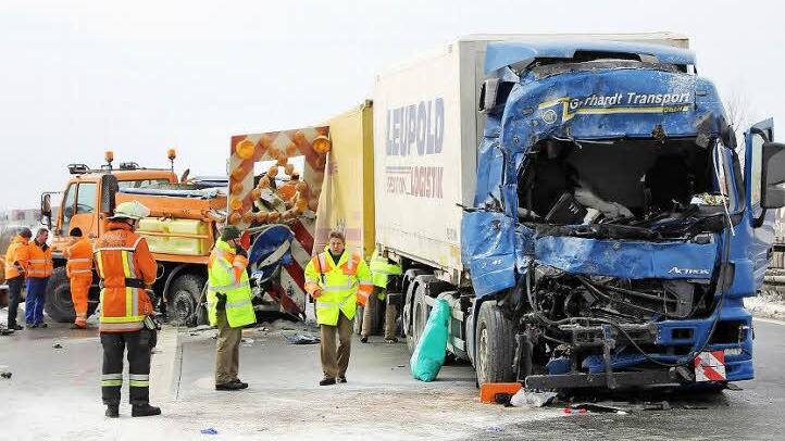 Auch am Mittwoch waren Räumfahrzeug im Dauereinsatz. Auf der A 9 hat ein 45-jähriger Lasterfahrer in Höhe von Streitau einen Unimog des Winterdienstes übersehen und ist in den Warnleitanhänger gekracht. Dabei wurde der Lkw-Fahrer schwer verletzt. Foto: News5/Fricke