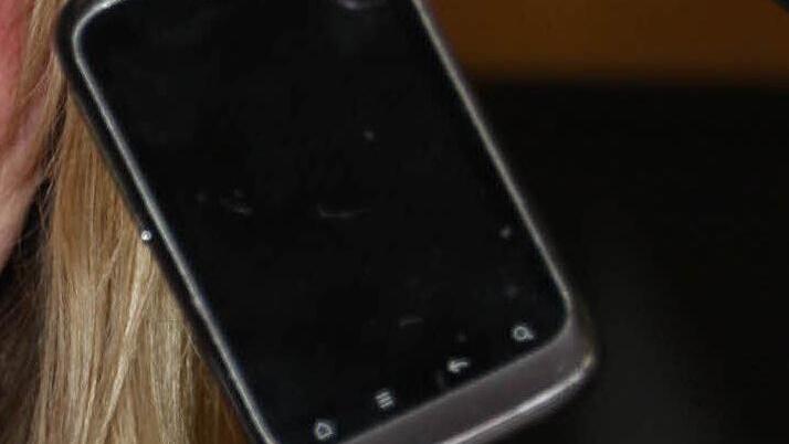 LärmWenn das Handy schon nicht ausgeschaltet bleiben kann, dann wenigstens auf "leise" oder Vibrationsalarm stellen. Der Bierkellerbesucher will das Rauschen der Kastanien hören oder das Geräusch von aneinanderstoßenden Bierkrügen, nur kein ständiges Handyklingeln. Foto: Archiv