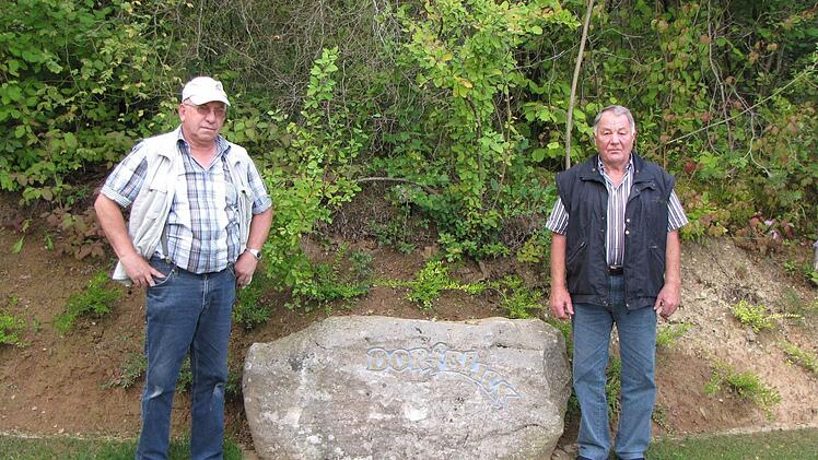 Ein Stein mit der Aufschrift "Dorfblick" weist auf den neuen öffentlichen Platz hin.