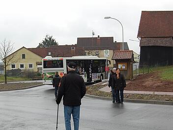 Auch der Bushalteplatz wurde neu gestaltet. In der kommenden Zeit wird auch das Wartehäuschen noch einen neuen Anstrich erhalten.  Foto: Günther Straub