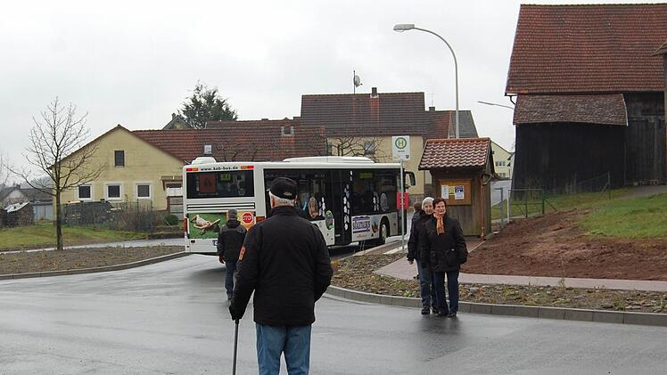 Auch der Bushalteplatz wurde neu gestaltet. In der kommenden Zeit wird auch das Wartehäuschen noch einen neuen Anstrich erhalten.  Foto: Günther Straub