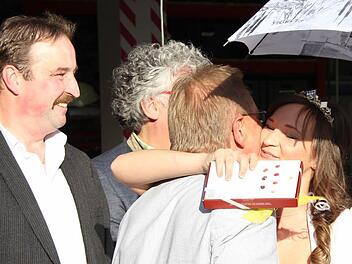 Bürgermeister Wolfgang Beiergrößlein (FW, Bildmitte) hatte Geschenke für die bayerische Bierkönigin Tina-Christin Rüger aus Neuses im Gepäck. Fotos: Marco Meißner