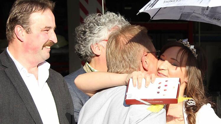 Bürgermeister Wolfgang Beiergrößlein (FW, Bildmitte) hatte Geschenke für die bayerische Bierkönigin Tina-Christin Rüger aus Neuses im Gepäck. Fotos: Marco Meißner