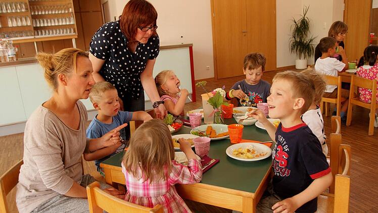 Erster Probelauf für das künftig selbst gekochte Essen: Wie man erkennen kann, schmeckt es den Kindern. Fotos: Günther Geiling