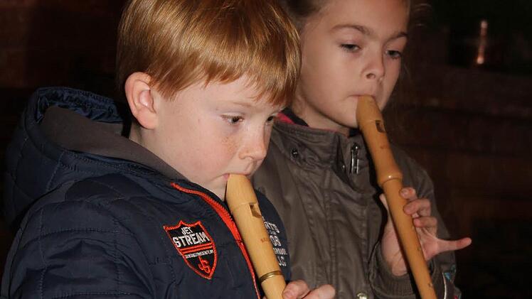 Jana Pöhner und Johann Rummer verstanden sich beim Nikolauslied bestens. Foto: Sonja Adam