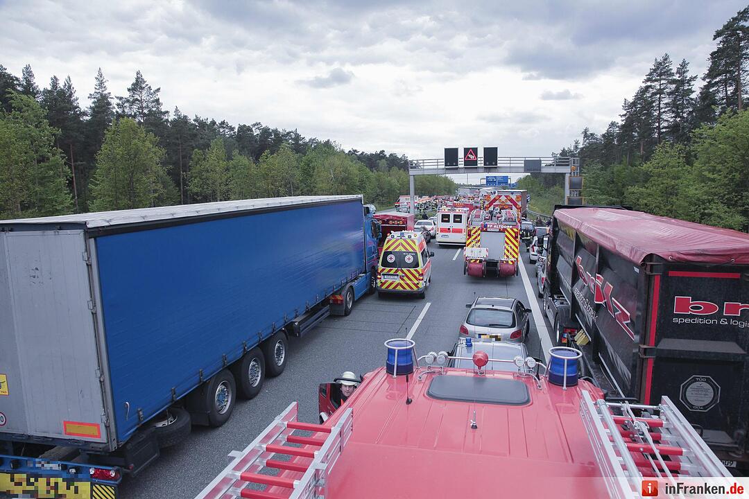 Vier Tote bei furchtbarem Unfall auf A6 - Lkw rast in Stauende