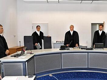 Die Schwurgerichtskammer, die den Fall Alexander L . verhandelt  Foto: Ronald Rinklef