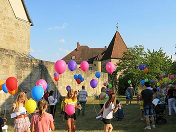 Auf der Kirchenwiese stiegen bunte Luftballons empor  Foto: Dagmar Niemann