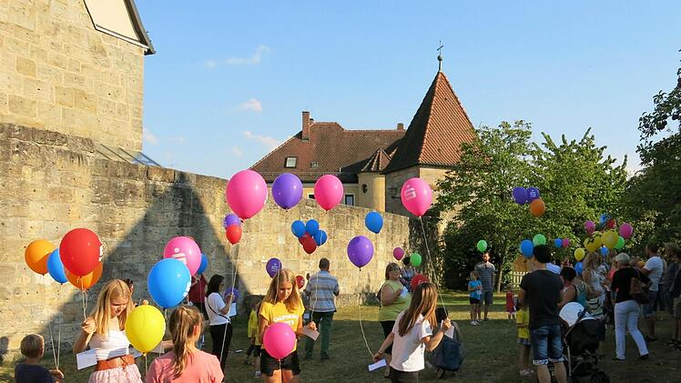 Auf der Kirchenwiese stiegen bunte Luftballons empor  Foto: Dagmar Niemann