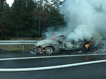 Auf der A3 ist am Samstag ein Auto in Flammen aufgegangen. Der Fahrer und zwei Kinder konnten sich aus dem Wagen retten. Foto: News5 / Grundmann