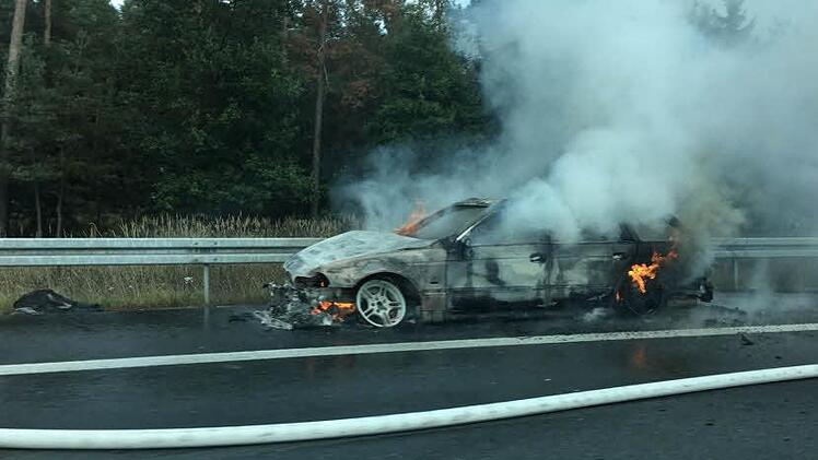Auf der A3 ist am Samstag ein Auto in Flammen aufgegangen. Der Fahrer und zwei Kinder konnten sich aus dem Wagen retten. Foto: News5 / Grundmann