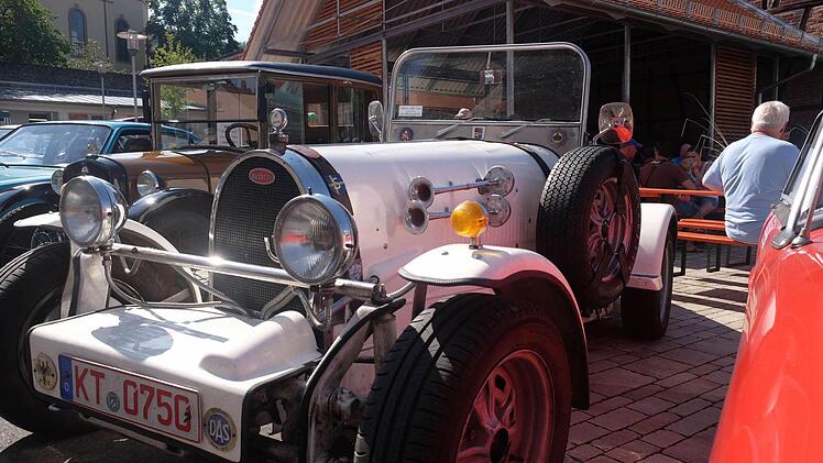 Das Oldtimertreffen zieht stets viele Gäste und Besucher in den Ort.  Fotos: Gerd Schaar