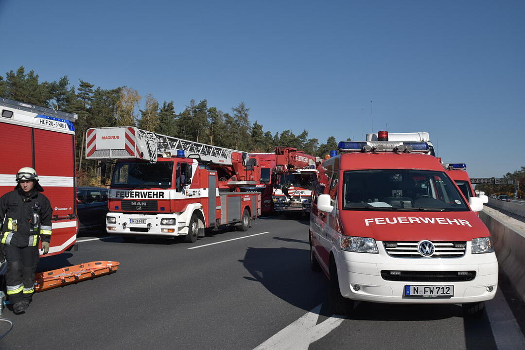 A6 bei Nürnberg: Kleintransporter fährt auf Stauende auf – Fahrer stirbt noch an Unfallstelle
