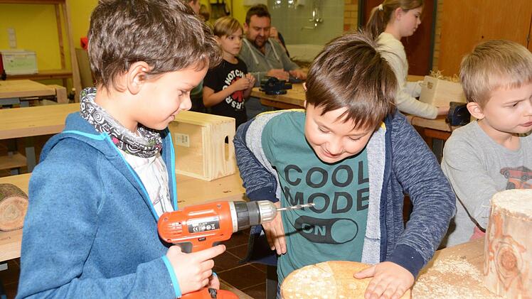 Impressionen vom Nisthilfenbau in der Melkendorfer Grundschule Dagmar Besand