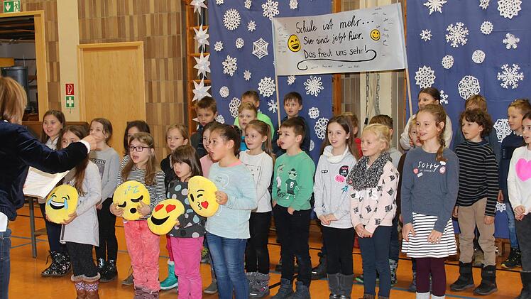 Die Schülerinnen und Schüler der Grundschulen Poppenlauer und Thundorf gestalteten zusammen mit ihren Lehrern zur Amtseinführung von Schulleiterin Simone Heinz ein buntes Programm. Foto: Dieter Britz