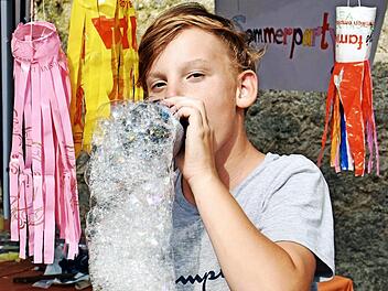 "Gartenzwerg" Maximilian Schonunger macht mit selbstgemachten Pusteflaschen Schaumschlangen.  Foto: Ulrike Langer
