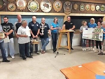 Das Siegerteam der Freizeitreiter Birkenhof 2 (rechts) mit Schützenmeisterin Eva Lauterbach (am Mikrofon), dem besten Einzelschützen Michael Neundlinger (mit Wanderpokal) sowie die zweit- und drittplatzierten Teams des TSV Wirsberg und der Awo Foto: Klaus-Peter Wulf
