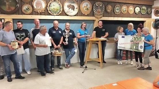 Das Siegerteam der Freizeitreiter Birkenhof 2 (rechts) mit Schützenmeisterin Eva Lauterbach (am Mikrofon), dem besten Einzelschützen Michael Neundlinger (mit Wanderpokal) sowie die zweit- und drittplatzierten Teams des TSV Wirsberg und der Awo Foto: Klaus-Peter Wulf