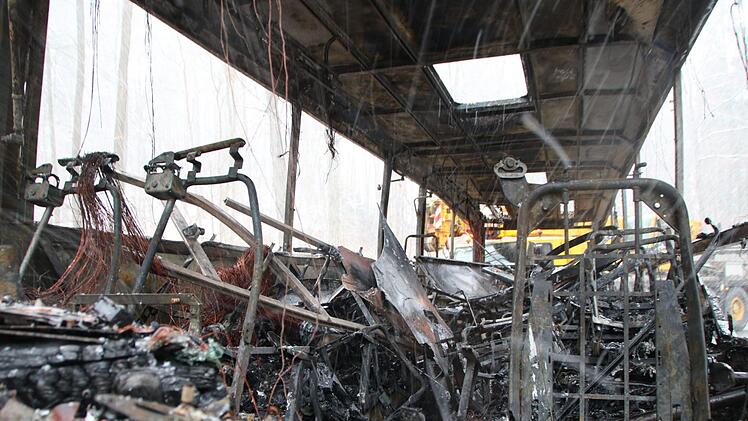 Das Innere des Busses ist komplett ausgebrannt.Foto: Katrin Geyer