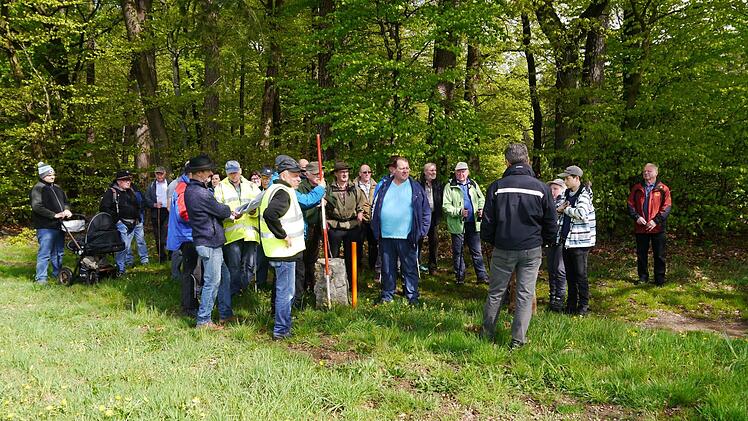 Die Regenpause nutzten zahlreiche Bürger des Marktes Schondra, um sich von den Feldgeschworenen über den Grenzverlauf zwischen Schondra und Singenrain informieren zu lassen. Oswald Türbl