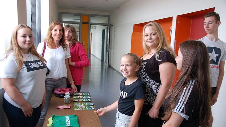 Fachkundig informiert Lena Karasimos über die Produkte aus dem Bereich der Tiernahrung in einem Fachgeschäft sowie über die Berufschancen als Fachverkäuferin im Einzelhandel.Manfred mellenthin