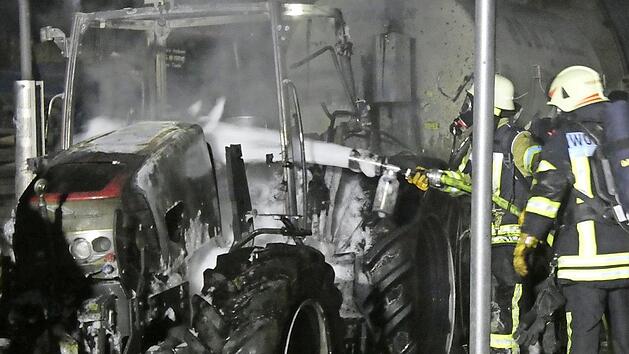 Der Traktor wurde bei dem Brand auf dem Aussiedlerhof ein Raub der Flammen. Das landwirtschaftliche Ger&auml;t wurde komplett zerst&ouml;rt.