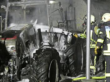 Der Traktor wurde bei dem Brand auf dem Aussiedlerhof ein Raub der Flammen. Das landwirtschaftliche Gerät wurde komplett zerstört.
