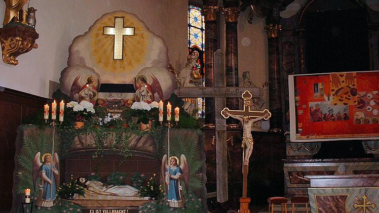 In Langendorf findet sich noch heute das Heilige Grab, ein Kulissenaltar, den Männer in der Kirche errichten.  Fotos: Otmar Pfister, Winfried Ehling