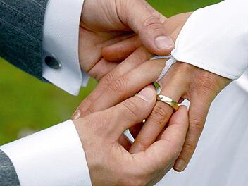 Die Corona-Krise hat vielen Brautpaaren einen Strich durch die Rechnung gemacht.  Foto: Andreas Lander/dpa