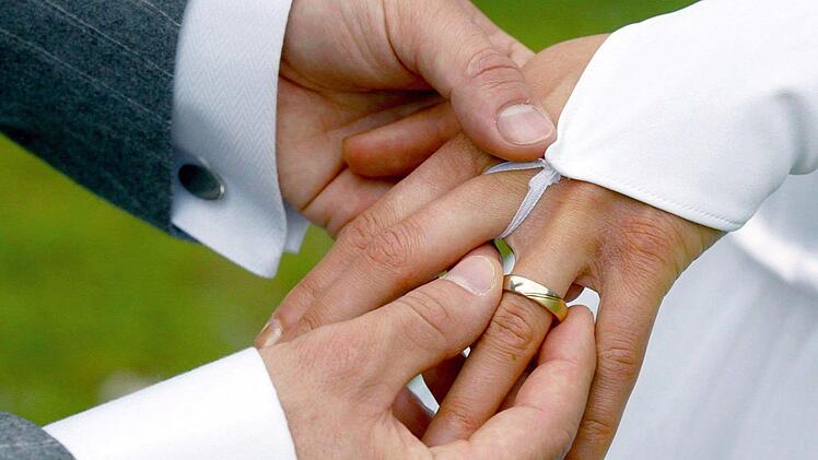 Die Corona-Krise hat vielen Brautpaaren einen Strich durch die Rechnung gemacht.  Foto: Andreas Lander/dpa