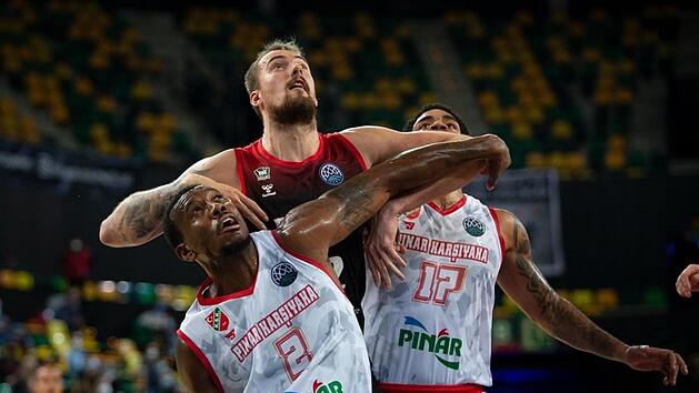 Um Bilbaos 2,17-Meter-H&uuml;nen Ondrej Balvin vom Korb wegzuhalten, werden die Brose-Center &auml;hnliche Probleme bekommen wie hier der Ex-Ulmer Raymar Morgan (links) und D.J. Kennedy vom dritten Bamberger Gruppengegner Pinar Karsiyaka.  Foto: championsleague.basketball