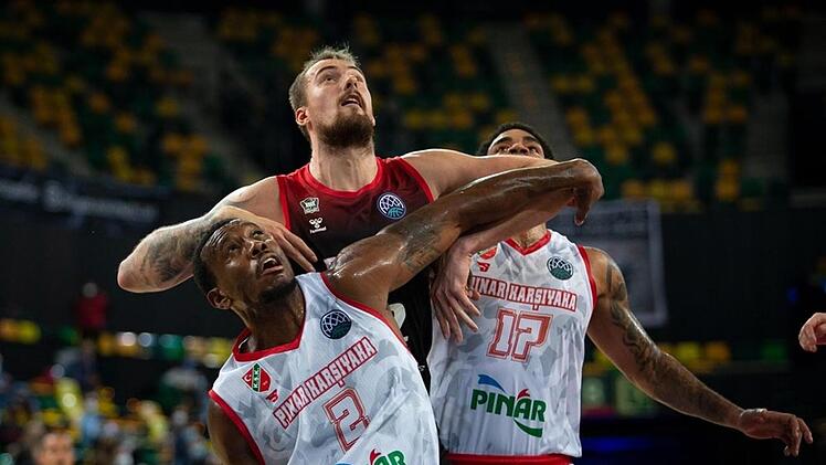 Um Bilbaos 2,17-Meter-Hünen Ondrej Balvin vom Korb wegzuhalten, werden die Brose-Center ähnliche Probleme bekommen wie hier der Ex-Ulmer Raymar Morgan (links) und D.J. Kennedy vom dritten Bamberger Gruppengegner Pinar Karsiyaka.  Foto: championsleague.basketball