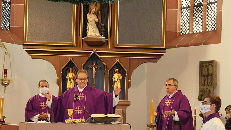 Hammelburgs Stadtpfarrer Thomas Eschenbacher zelebrierte den Gottesdienst gemeinsam mit Konzelebrant Pater Michael Heinz und Diakon Manfred Müller. Hilmar Ruppert