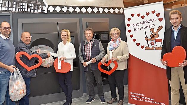 Am Leergut-Automaten f&uuml;hrt die Gesch&auml;ftsleitung vom Edeka E-Center die Funktionsweise des Leergut-Automaten vor (von links): Boris Massak, Werner Massak, Kristina Massak, Gerhard, Herta und Fabian Burkert-Mazur (&bdquo;1000 Herzen f&uuml;r Kronach&ldquo;)