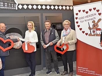 Am Leergut-Automaten führt die Geschäftsleitung vom Edeka E-Center die Funktionsweise des Leergut-Automaten vor (von links): Boris Massak, Werner Massak, Kristina Massak, Gerhard, Herta und Fabian Burkert-Mazur („1000 Herzen für Kronach“)