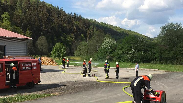 Aufbau des Löschangriffs der Bronze-Gruppe. Foto: Ramona Hüfner