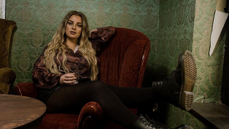 Larsson wurde 2020 mit dem Deutschen Comedypreis in der Kategorie "Beste Comedy-Podcasterin" ausgezeichnet. So richtig konnte sie sich dar&uuml;ber jedoch nicht freuen, wie sie in der ZDF-Doku "Wie sexistisch ist Deutschland?" erkl&auml;rte.