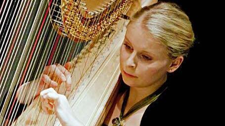 Sensibles Harfenspiel demonstrierte Janina Frankenberger.