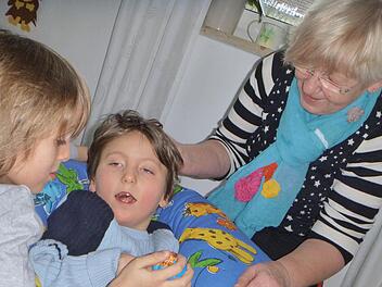 Florian ist der Mittelpunkt der Stadtsteinacher Familie Worm. Er ist ein fröhlicher Junge - obwohl er an einer Hirnfehlbildung leidet und nur hell und dunkel unterscheiden kann. Fotos: Katharina Müller-Sanke